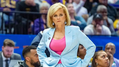 kim mulkey nude|Kim Mulkey Baylor Womens coach rips off jacket and loses her。